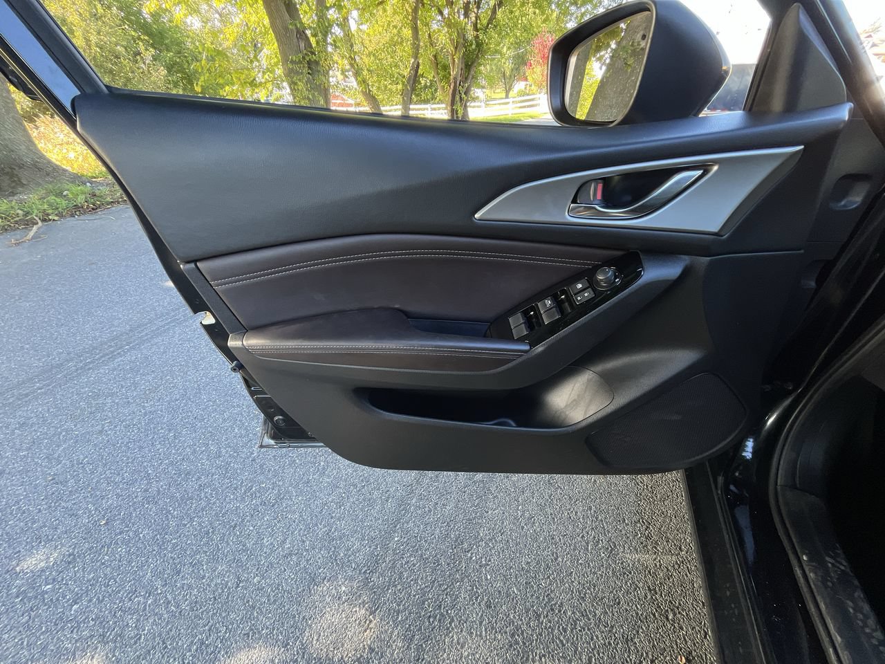 Used 2018 MAZDA MAZDA3 Touring FWD image 3