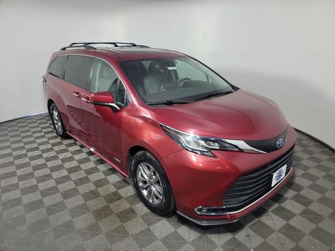 Used 2021 Toyota Sienna XLE image 2