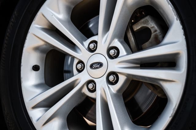 Used 2017 Ford Taurus SEL FWD image 3