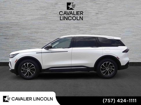 Used 2026 Lincoln Nautilus Premier AWD/4WD image 4