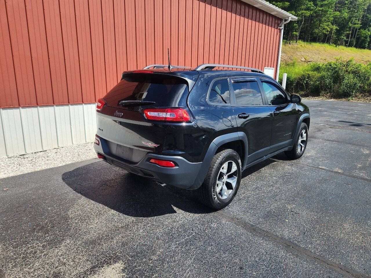 Used 2017 Jeep Cherokee Trailhawk w/ Cold Weather Group AWD/4WD image 10