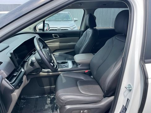 Used 2026 Kia Carnival FWD image 39
