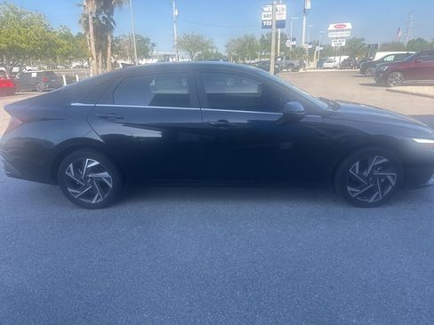 Used 2024 Hyundai Elantra Limited image 4