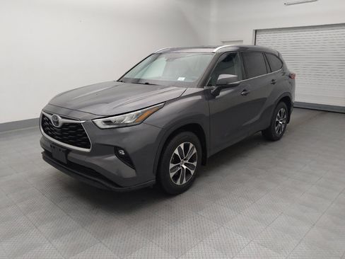 Used 2020 Toyota Highlander XLE AWD/4WD image 2