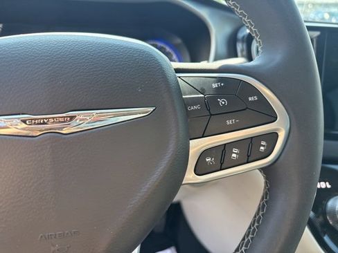 Used 2024 Chrysler Pacifica Touring-L FWD image 18