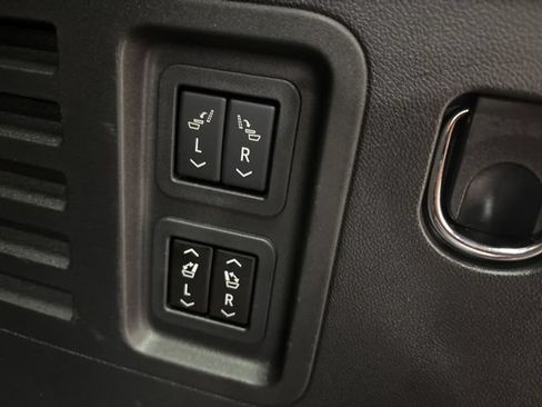 Used 2025 Buick Enclave Avenir AWD/4WD image 16
