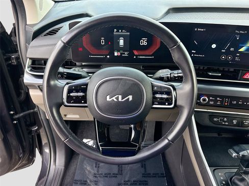 Used 2025 Kia Carnival FWD image 11