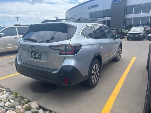 Used 2022 Subaru Outback Premium AWD/4WD image 3