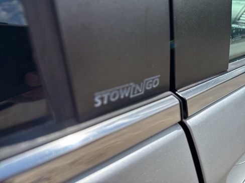 Used 2009 Chrysler Town & Country Touring FWD image 28