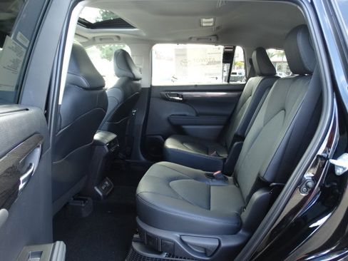 New 2025 Toyota Highlander Limited image 13