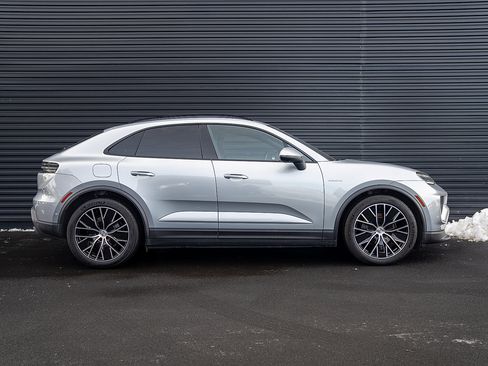 Certified 2025 Porsche Macan Electric image 28