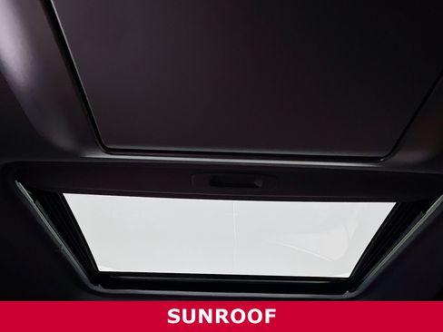 Used 2023 Toyota Sienna Limited image 28