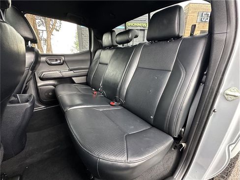 Used 2019 Toyota Tacoma TRD Sport image 16