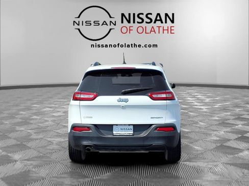 Used 2016 Jeep Cherokee Sport FWD image 28