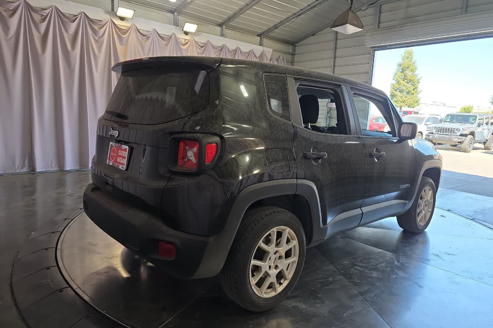 Used 2023 Jeep Renegade Latitude AWD/4WD image 3