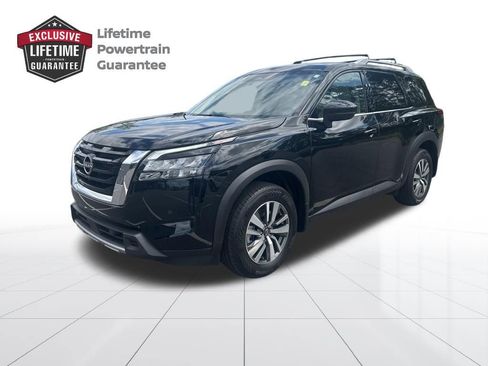 Certified 2025 Nissan Pathfinder SL FWD image 1