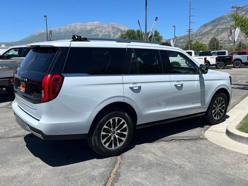 Used 2025 Ford Expedition Platinum AWD/4WD image 8