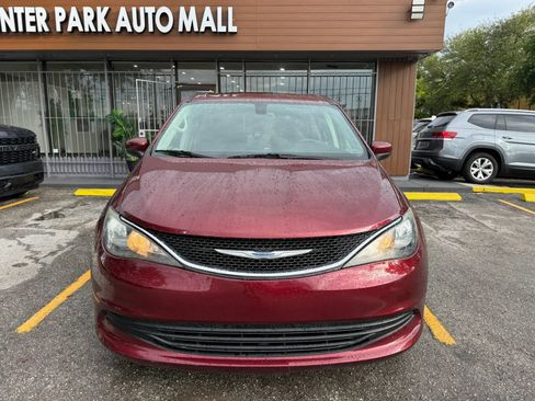 Used 2017 Chrysler Pacifica Touring FWD image 2