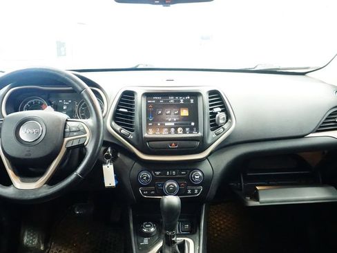 Used 2017 Jeep Cherokee Latitude w/ Cold Weather Group image 24