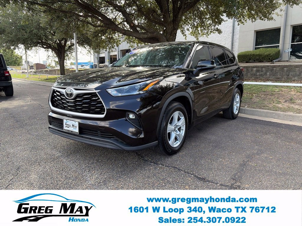 Used 2021 Toyota Highlander LE FWD image 3