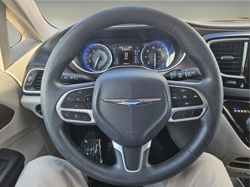 Used 2017 Chrysler Pacifica Touring FWD image 15