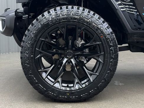 Used 2025 Jeep Wrangler Unlimited Sahara w/ Safety Group AWD/4WD image 10