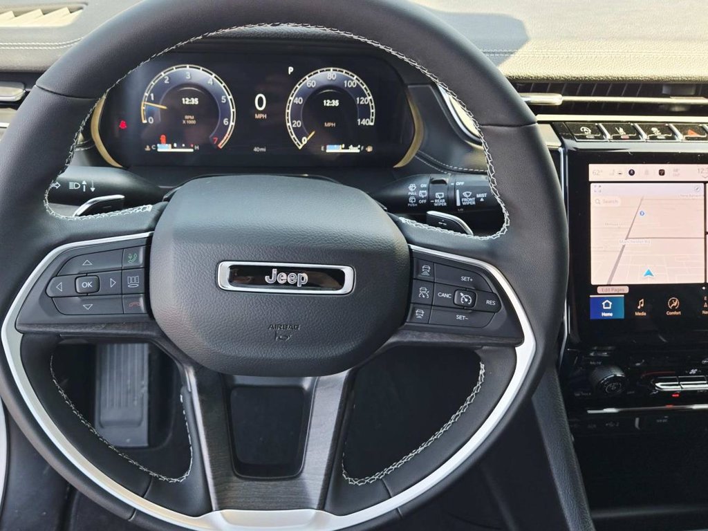 Certified 2025 Jeep Grand Cherokee Limited w/ Black Appearance Package AWD/4WD image 18