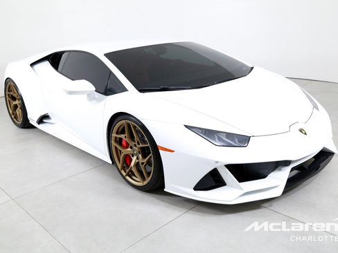 Used 2020 Lamborghini Huracan EVO image 3