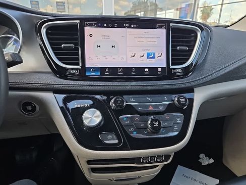 Used 2023 Chrysler Pacifica Touring-L FWD image 14