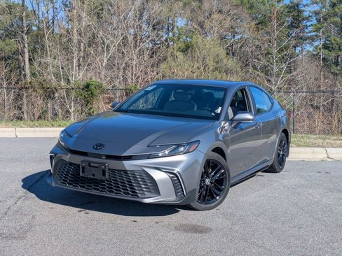 Used 2025 Toyota Camry SE w/ Convenience Package image 1