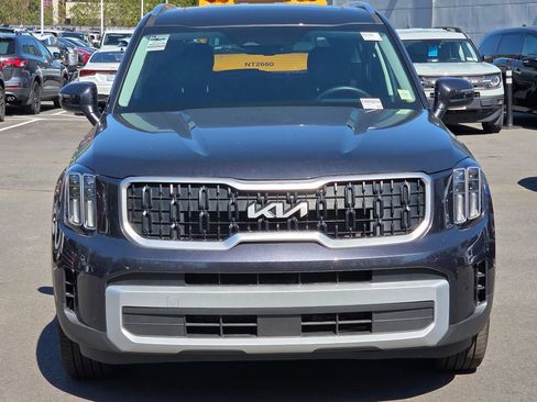 Used 2025 Kia Telluride EX w/ EX Captain's Chair Package AWD/4WD image 2