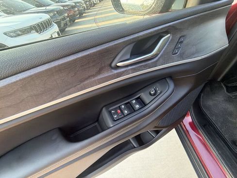 Used 2025 Jeep Grand Cherokee Limited w/ Black Appearance Package AWD/4WD image 10
