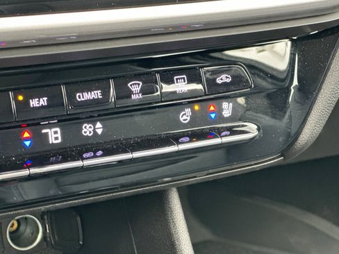 Used 2022 Chevrolet Bolt EUV LT w/ Convenience Package image 31