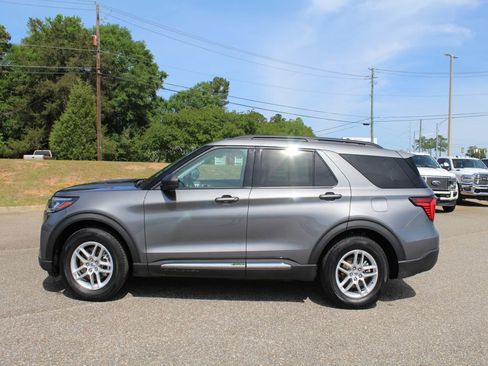 Used 2025 Ford Explorer Active w/ Active Comfort Package RWD image 9