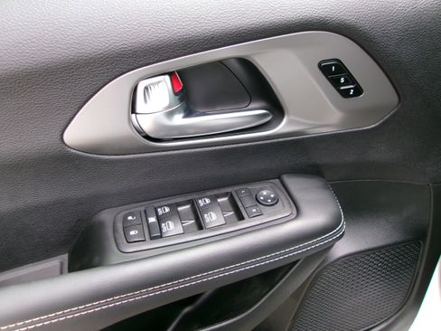 New 2026 Chrysler Pacifica Select image 12