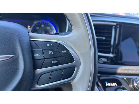 Used 2018 Chrysler Pacifica Limited FWD image 24