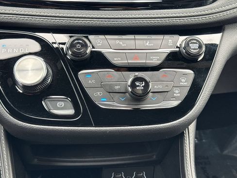 Used 2025 Chrysler Pacifica Limited FWD image 23