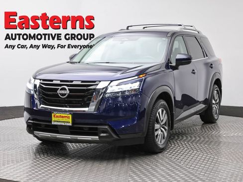 Used 2023 Nissan Pathfinder SL AWD/4WD image 1