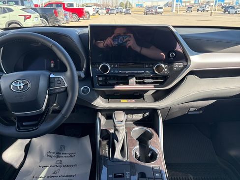 New 2026 Toyota Highlander Platinum image 32