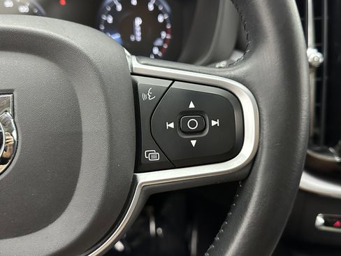 Used 2020 Volvo XC60 T5 Momentum image 22
