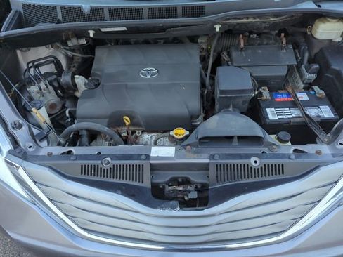 Used 2013 Toyota Sienna XLE w/ Entertainment Pkg image 27