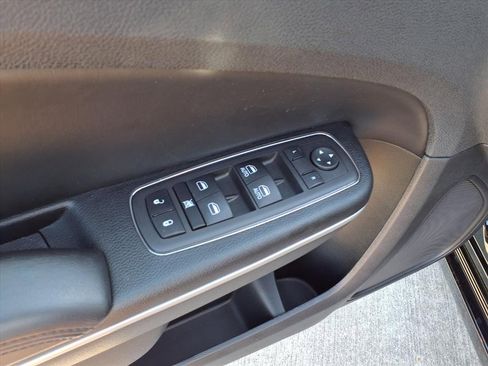 Used 2023 Chrysler 300 Touring w/ Sport Appearance Package image 10