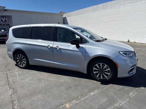 Used 2024 Chrysler Pacifica Limited FWD image 11