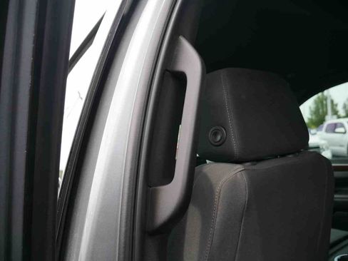 Used 2023 GMC Yukon XL SLE w/ Gmc Pro Safety Plus Package AWD/4WD image 17