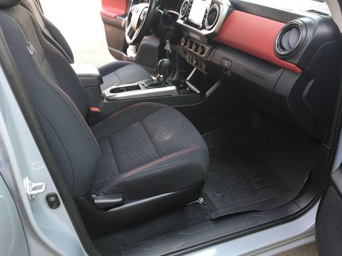 Used 2021 Toyota Tacoma SR5 AWD/4WD image 32