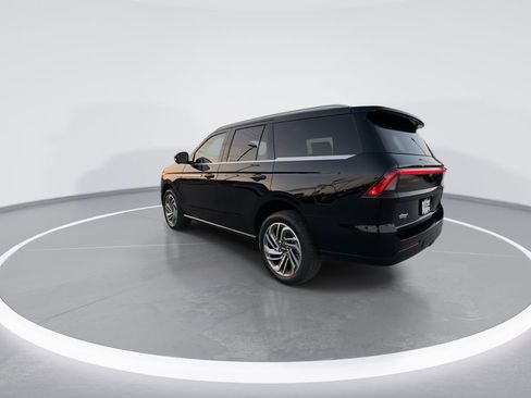 New 2025 Lincoln Navigator Reserve image 6