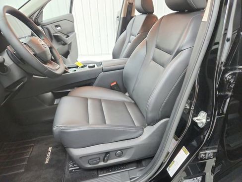 Used 2025 Nissan Rogue SL AWD/4WD image 19