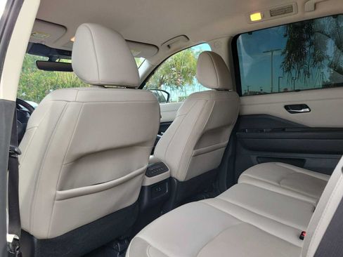 Used 2023 Nissan Pathfinder SL FWD image 16