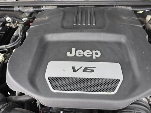 Used 2016 Jeep Wrangler Unlimited Sahara AWD/4WD image 17