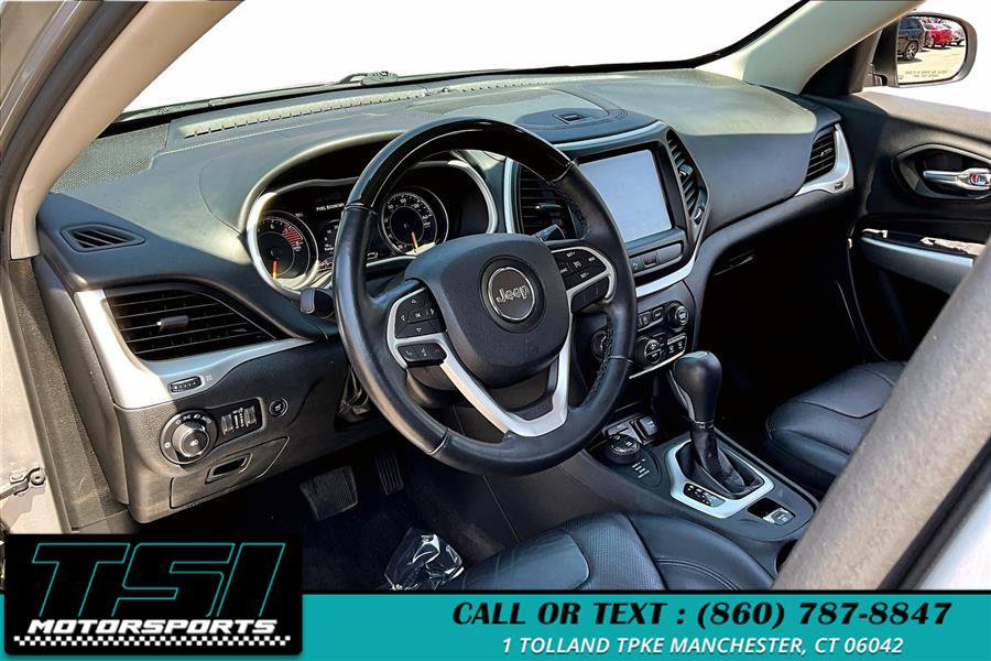 Used 2017 Jeep Cherokee Overland AWD/4WD image 14